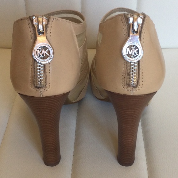EUC Michael Kors 8.5M Bone/Silver Leather Mesh Open Toe Heels - Picture 6 of 16